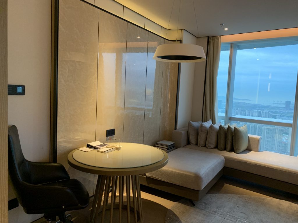 Shenzhen Marriott Hotel Nanshan-房間L字型沙發及書桌