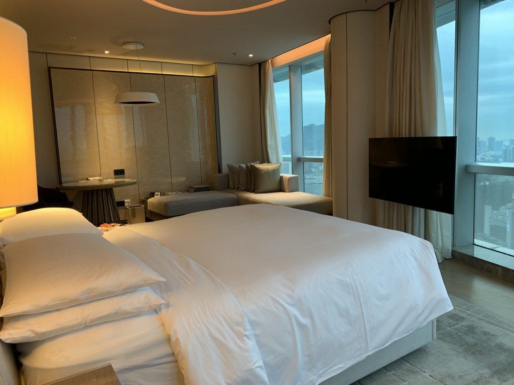 深圳中洲萬豪酒店-房間電視、L字型沙發及書桌