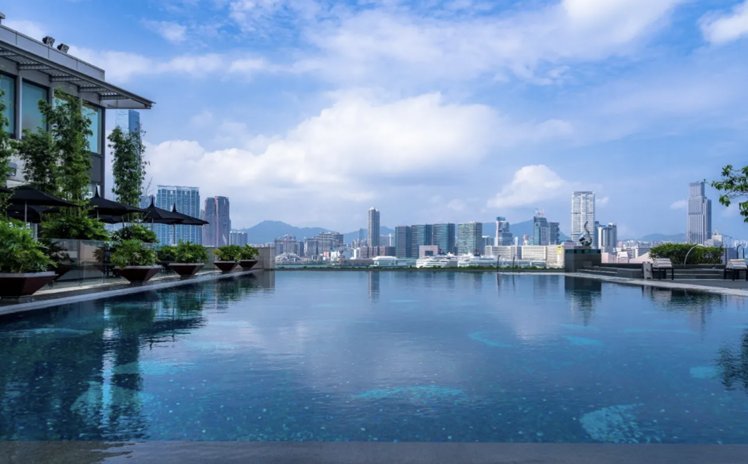 【四季酒店Four Seasons Hong Kong Hotel住宿優惠】Staycation包升級豪華海景房+龍景軒5道菜晚餐+早餐！一晚連服務費低至HK$4,678！送迎賓水果+享30小時住宿+有室內虛擬活動體驗！另有包The Lounge晚餐/行政酒廊禮遇/池畔小食及飲品套票！