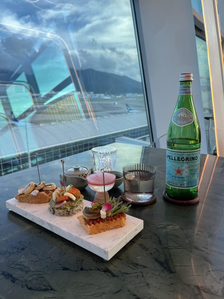 【機場酒吧Intervals】全新機場Skybridge Bar欣賞飛機 EveryMile信用卡免費Experience！