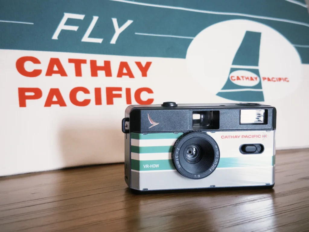 cathay 80th anniversary retro film camera 2026 里先生國泰 80 周年 菲林相機實拍,機身採用經典綠白條紋設計