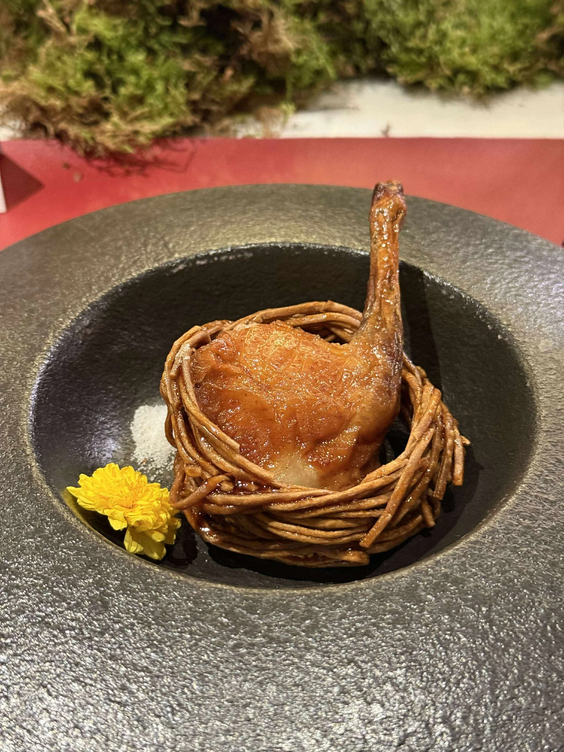 紅燒乳鴿配松露鹽及沙田百花蜂蜜