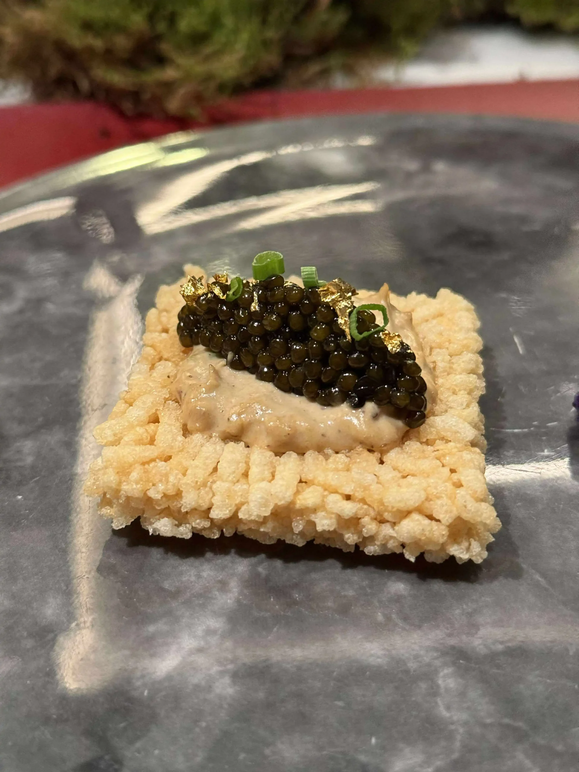 豆豉鯪魚醬脆米餅配千島湖魚子醬